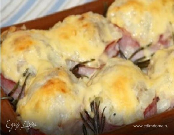 Лук фаршированный, запеченный в беконе по рецепту Дж. Оливера