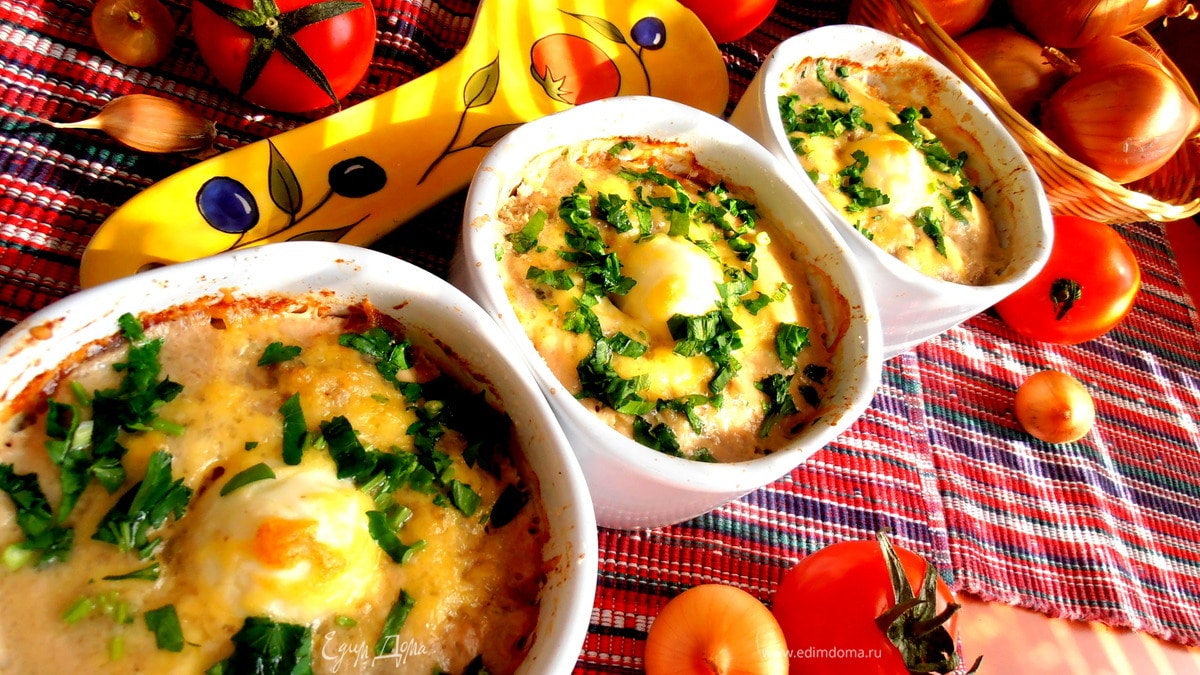 "Хитрые" яйца, запеченные в мясной шубке