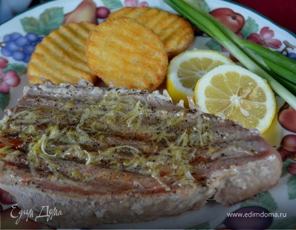 Стейки тунца с лимонным маслом и черным перцем