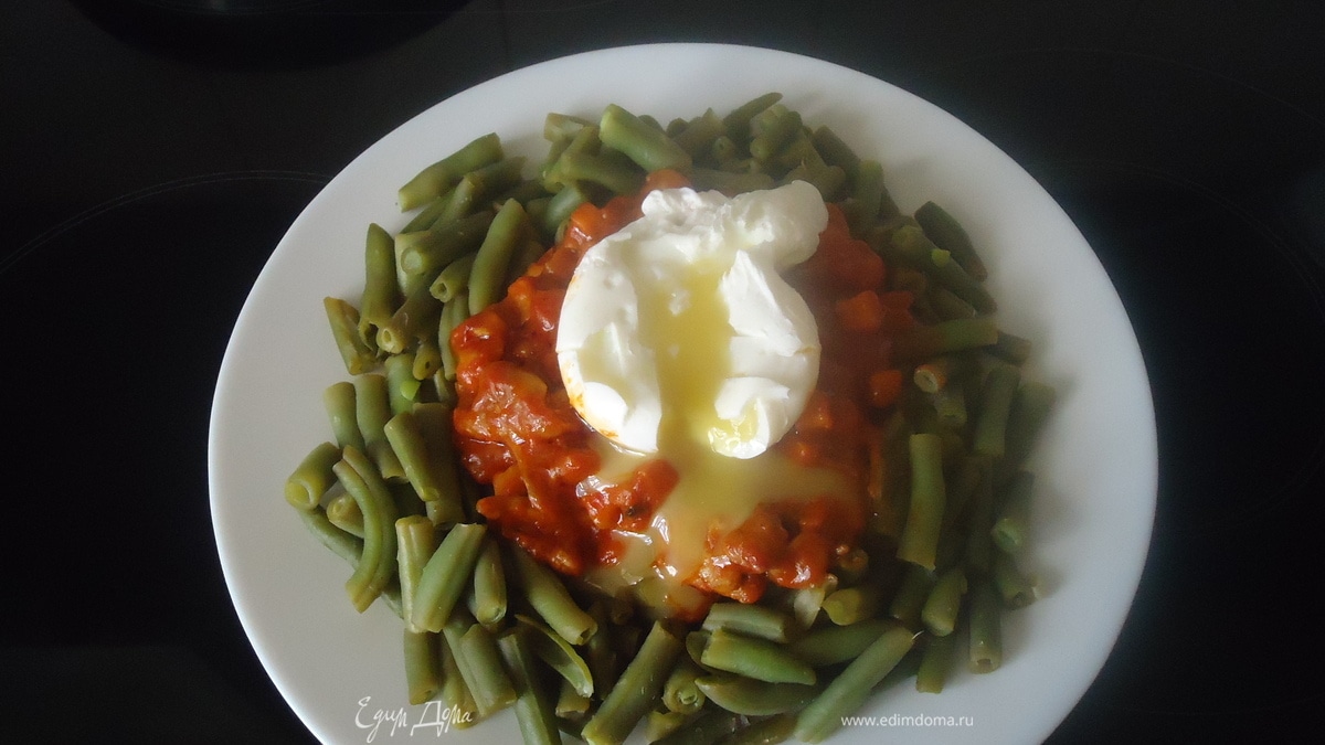 Зеленая фасоль с острой курицей и яйцом-пашот