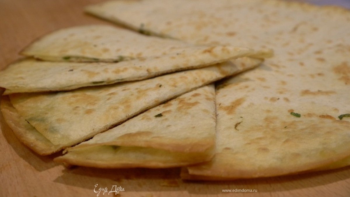 Мексиканская тортилья с сыром, кинзой и чили 