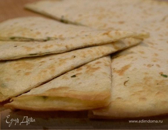 Мексиканская тортилья с сыром, кинзой и чили 