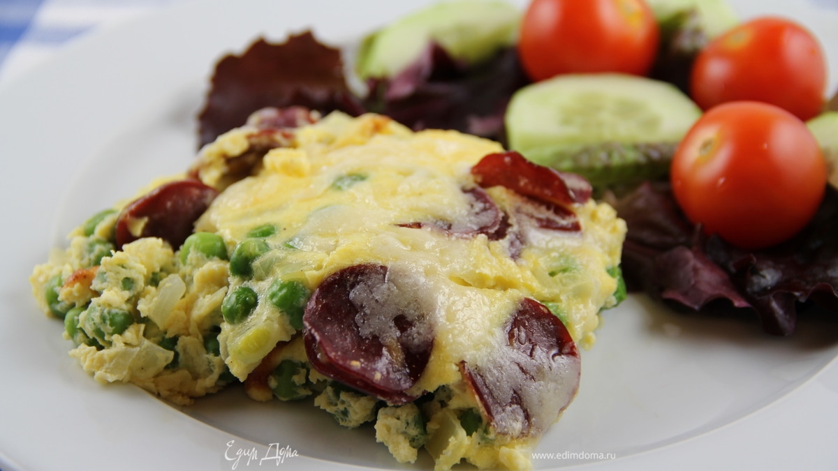 Фриттата с зеленым горошком, ветчиной и луком