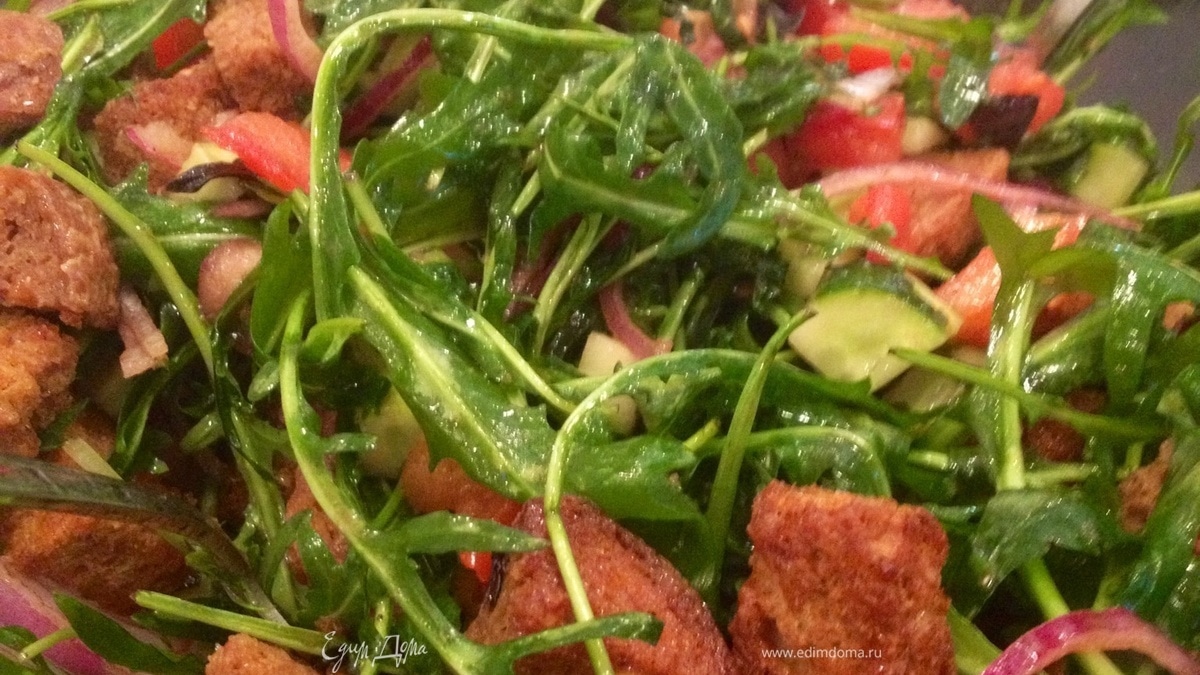 Легкий салат из руколы с чесночными крутонами