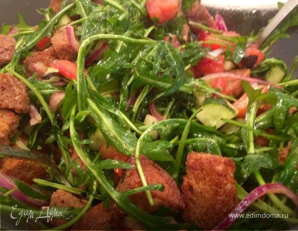 Легкий салат из руколы с чесночными крутонами