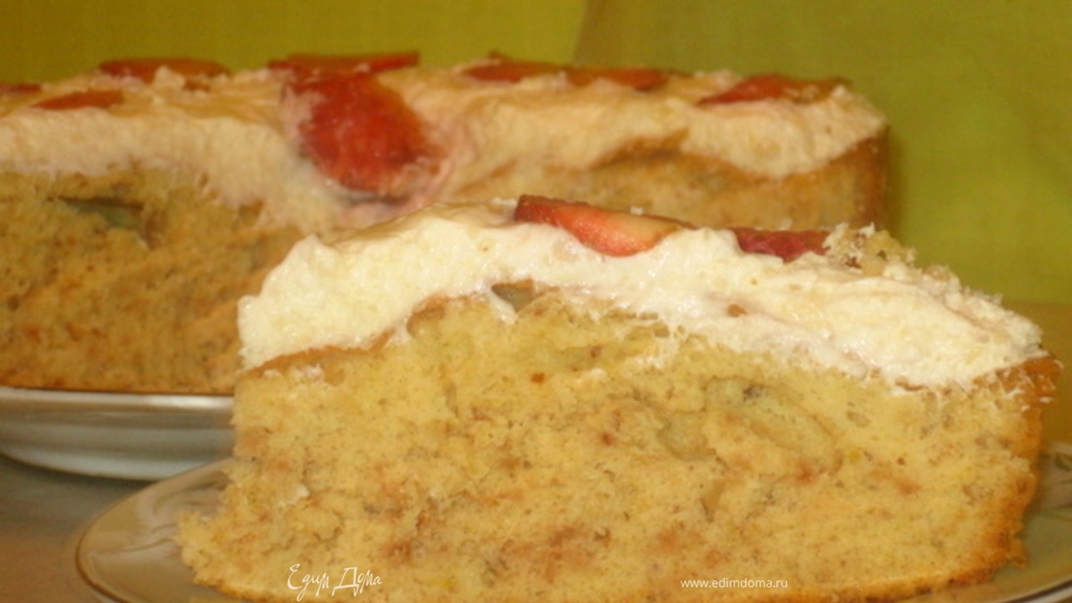 Миндальный пирог со сливочным кремом и клубникой