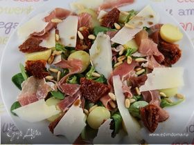 Итальянский салат с картофелем, пармской ветчиной, руколой и кедровыми орешками