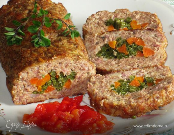Мясной рулет с морковью и стручковой фасолью