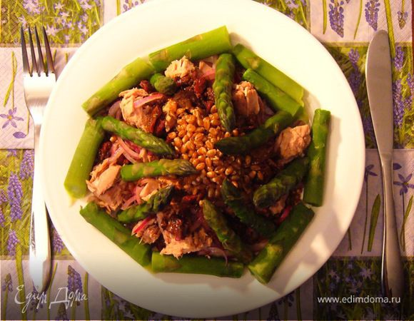 Теплый салат со спаржей и тунцом