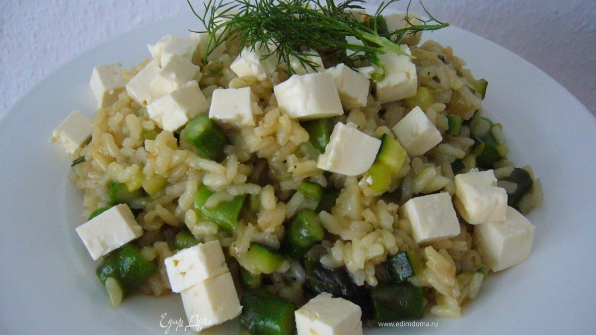 Весеннее ризотто со спаржей, фенхелем, цукини и фетой