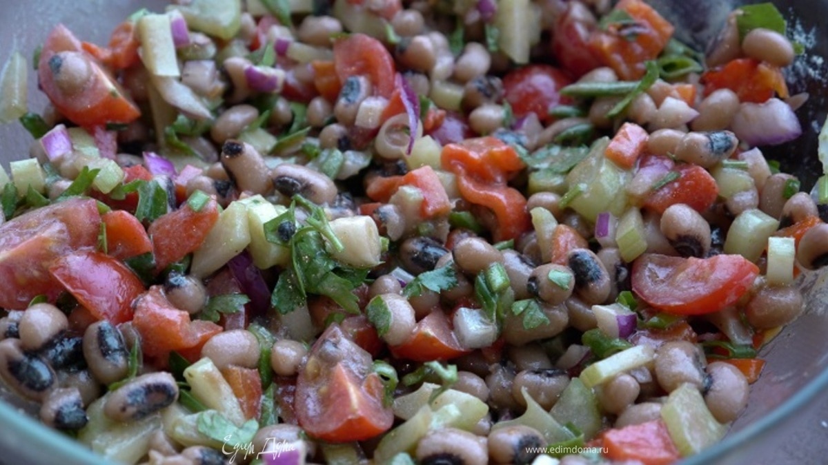 Салат из фасоли, сладкого перца и помидоров черри