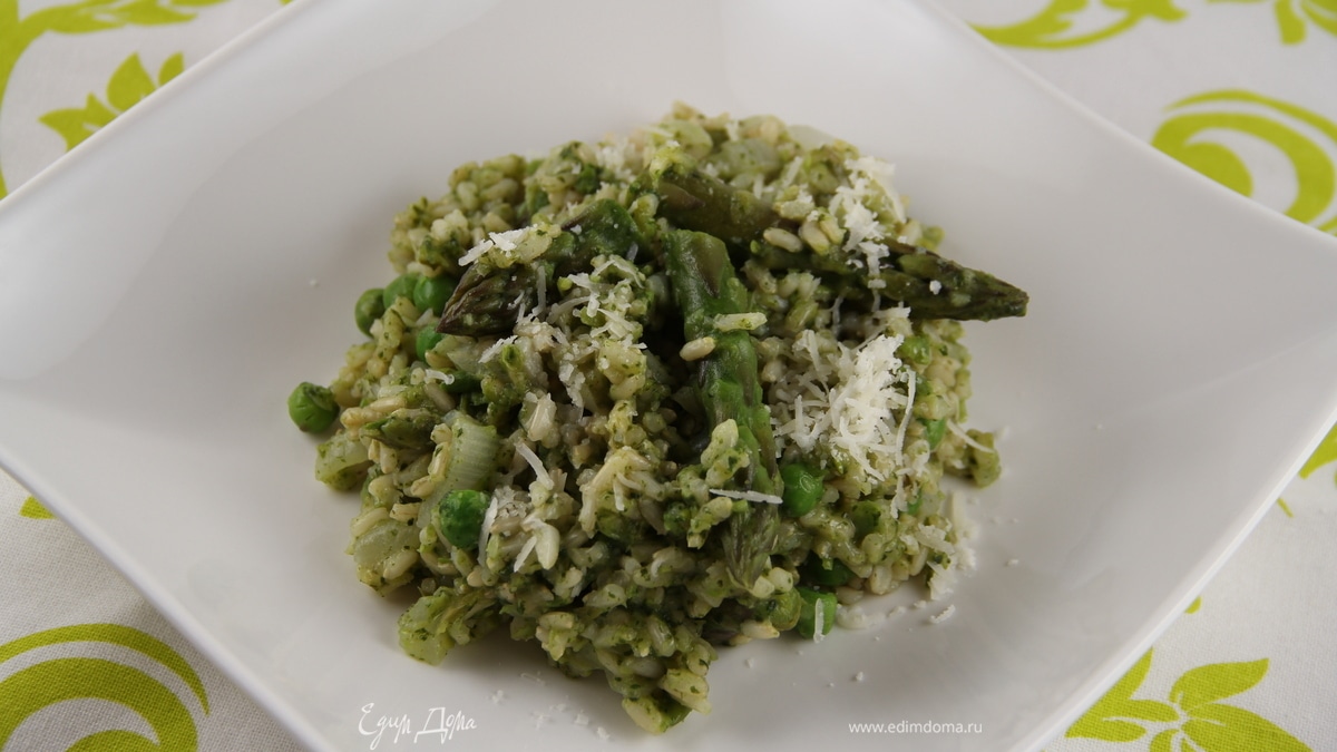 Запеченное ризотто со спаржей, зеленым горошком и шпинатом