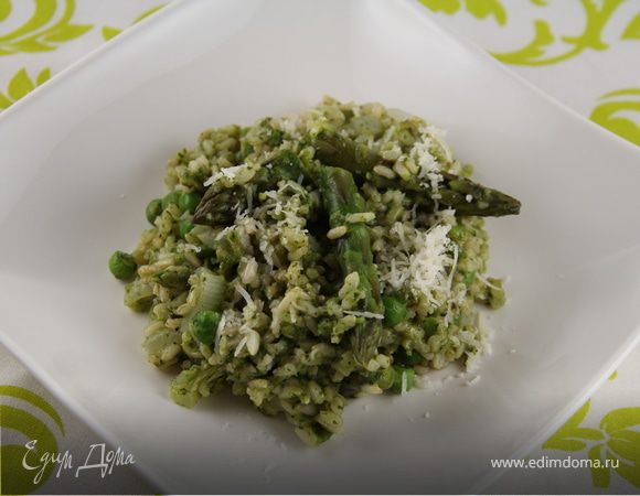 Запеченное ризотто со спаржей, зеленым горошком и шпинатом Запеченное ризотто со спаржей, зеленым горошком и шпинатом