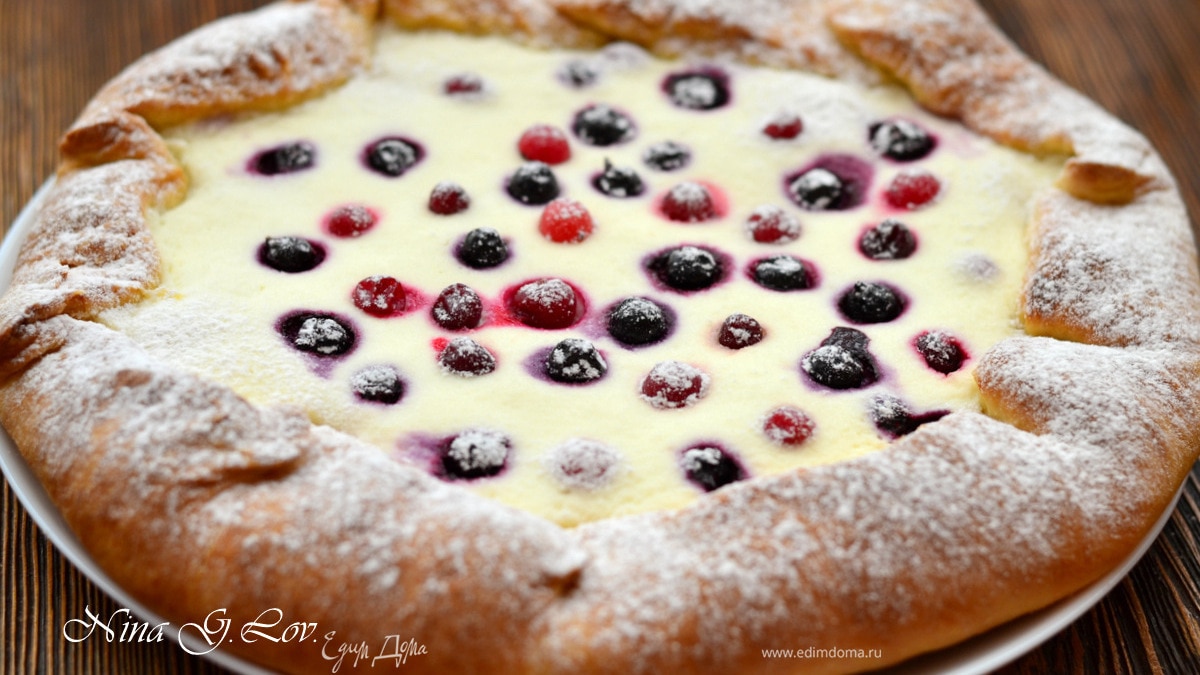 Бархатная галета с творожным кремом и ягодами