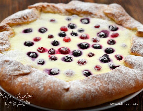 Бархатная галета с творожным кремом и ягодами