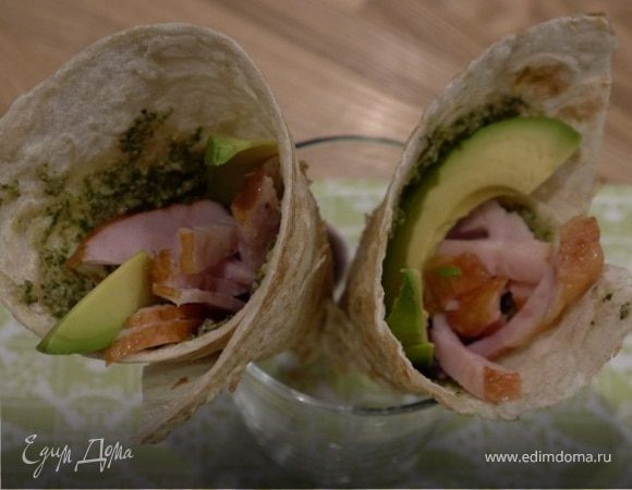 Кулечки из лаваша с копченой курицей и авокадо 