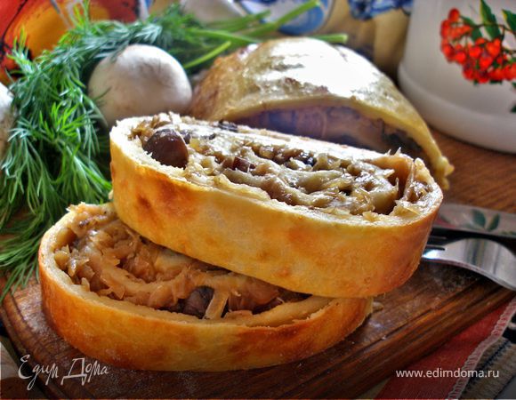 Картофельный рулет с капустой и грибами