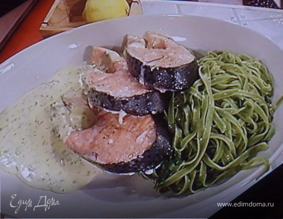 Стейки лосося на зеленых тальятелле под щавелевым соусом Стейки лосося на зеленых тальятелле под щавелевым соусом