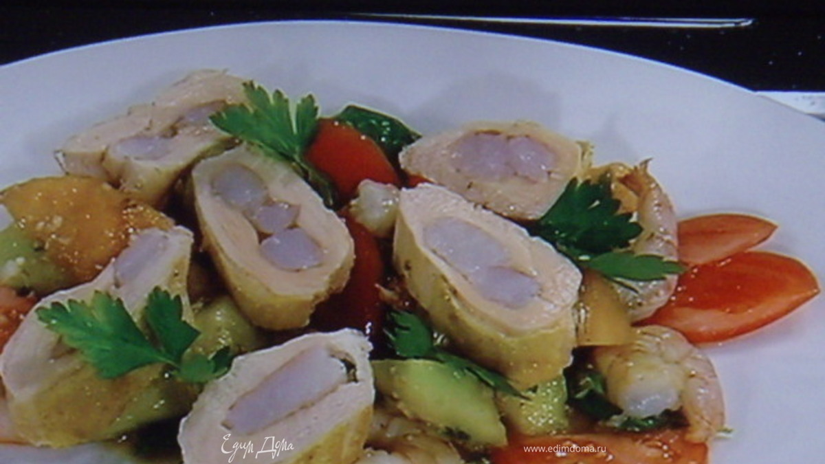 Куриная грудка, фаршированная креветкой на салате из дыни
