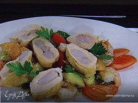 Куриная грудка, фаршированная креветкой на салате из дыни