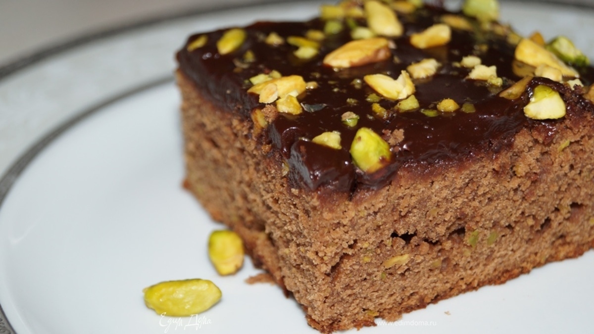 Брауни с фисташками и шоколадной глазурью с кленовым сиропом