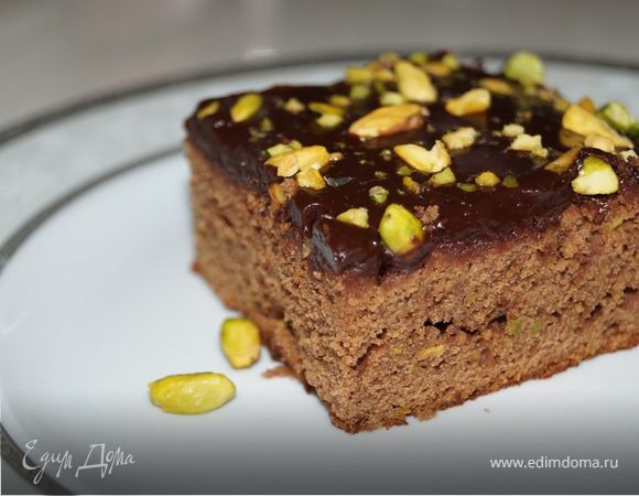 Брауни с фисташками и шоколадной глазурью с кленовым сиропом