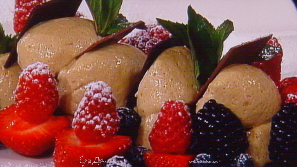 Мокка-мусс в ягодном обрамлении