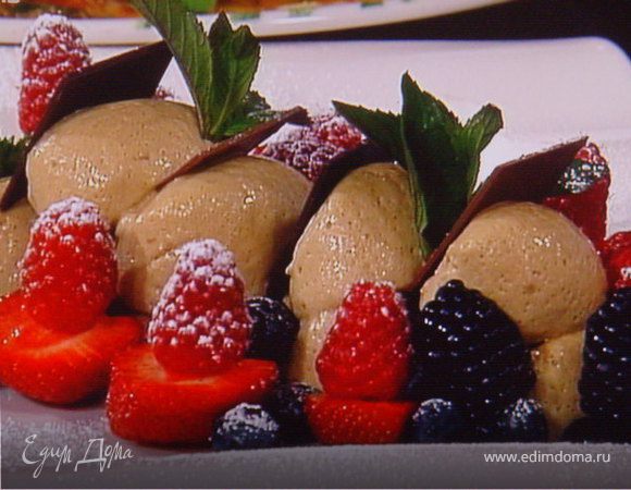 Мокка-мусс в ягодном обрамлении Мокка-мусс в ягодном обрамлении