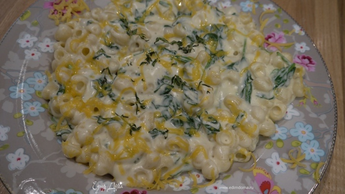 Макароны с зеленым соусом и сыром
