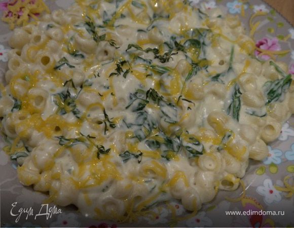 Макароны с зеленым соусом и сыром 