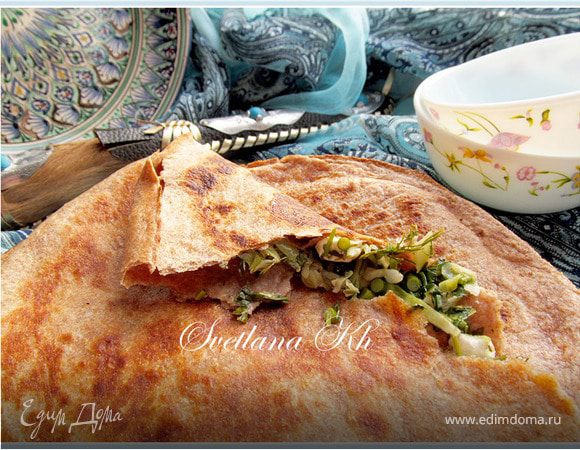 Лавашевые лепешки из цельнозерновой муки с брынзой и зеленью Лавашевые лепешки из цельнозерновой муки с брынзой и зеленью