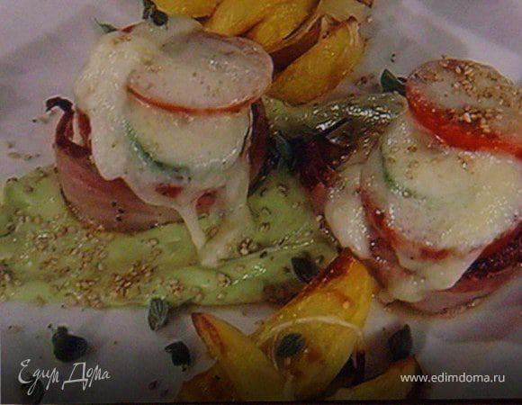 Запеченные под моцарелой свиные медальоны с хрустящей картошкой