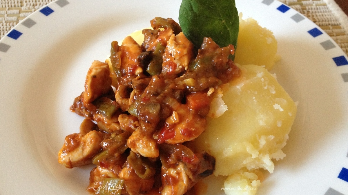 Куриное филе с шампиньонами в остром соусе