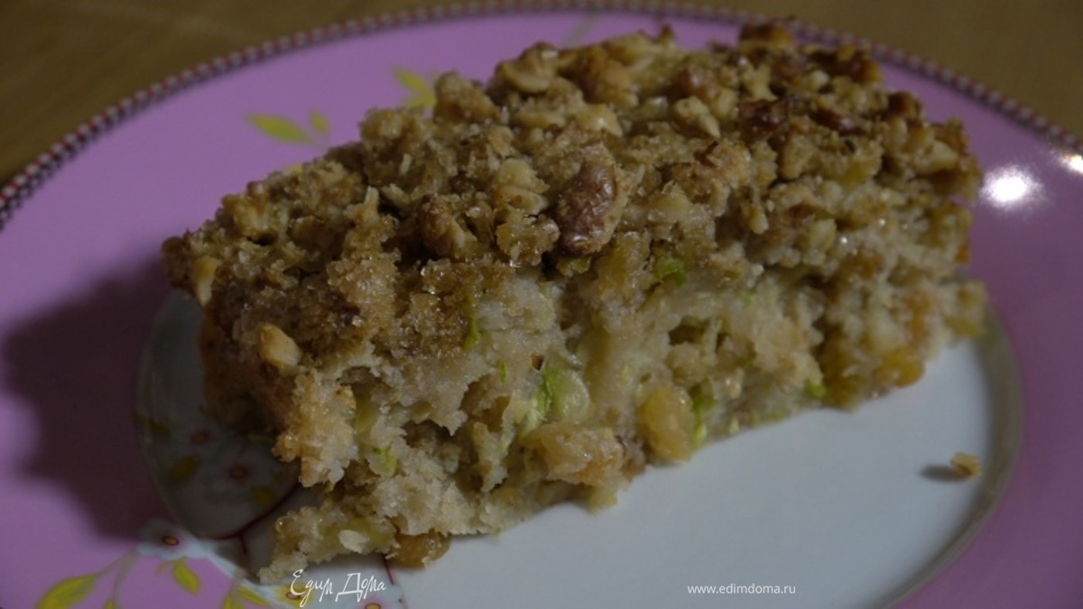 Бабушкин пирог с кабачком, изюмом и грецкими орехами 