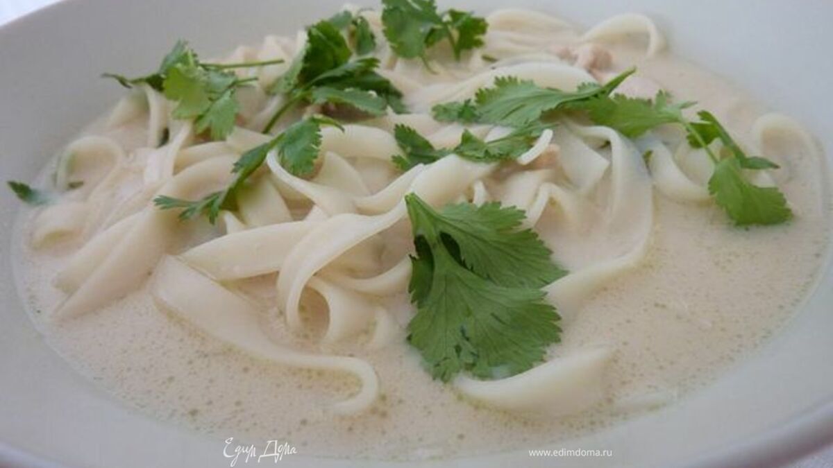 Кокосово-лаймовый куриный суп с лапшой без глютена 
