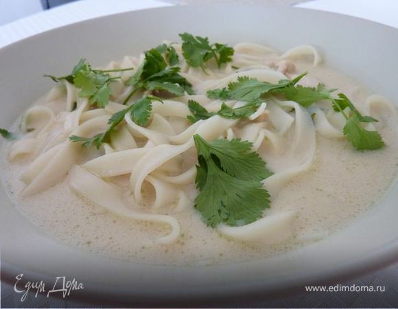 Кокосово-лаймовый куриный суп с лапшой без глютена 