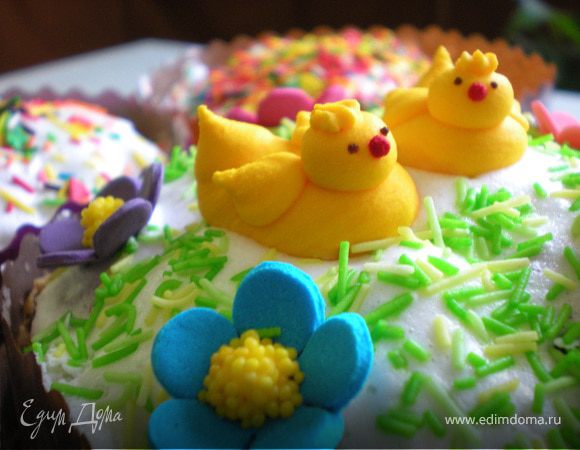 Ванильный пасхальный кулич с изюмом, миндалем и кардамоном Ванильный пасхальный кулич с изюмом, миндалем и кардамоном