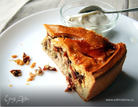 Мясной пирог с вялеными томатами