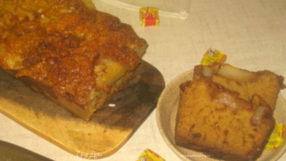 Кекс с грушами, тушенными в карамели