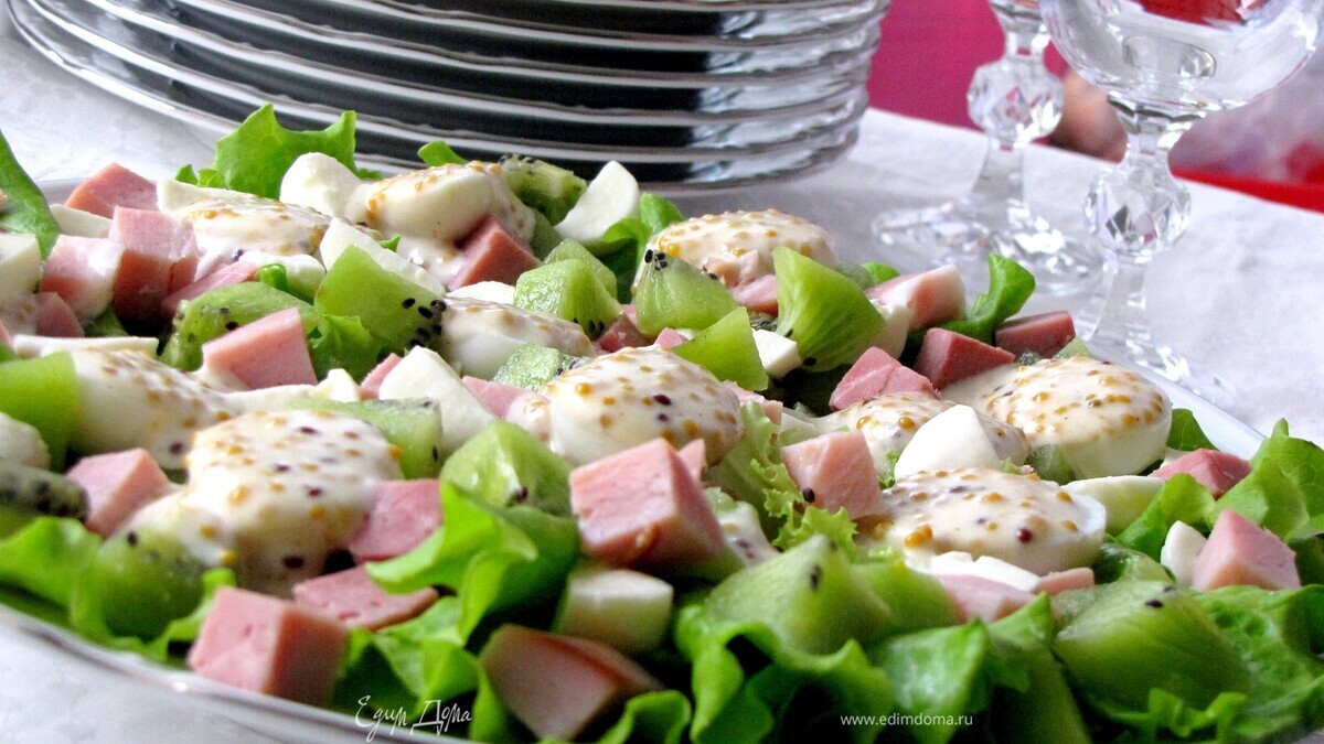 Салат с мясом, киви и горчично-апельсиновым соусом