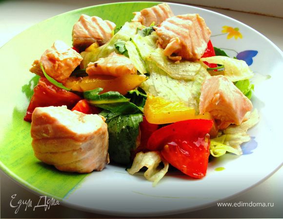 Салат айсберг с руколой и лососем на пару Салат айсберг с руколой и лососем на пару