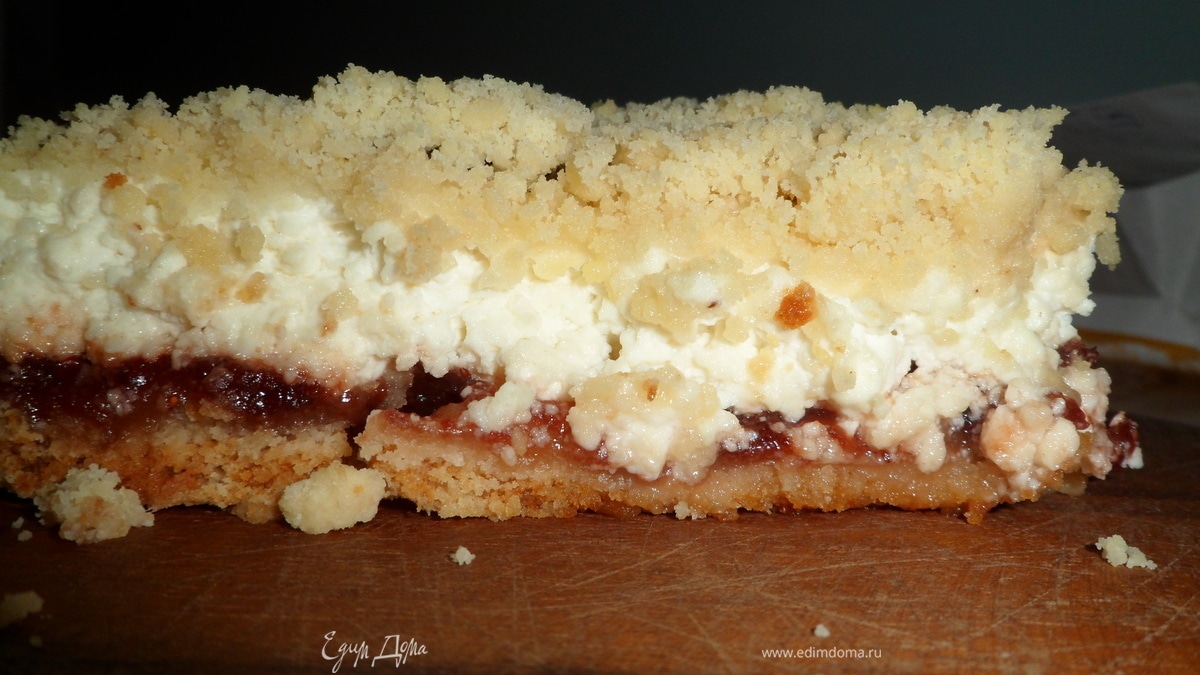 Творожный пирог с вареньем и черносливом