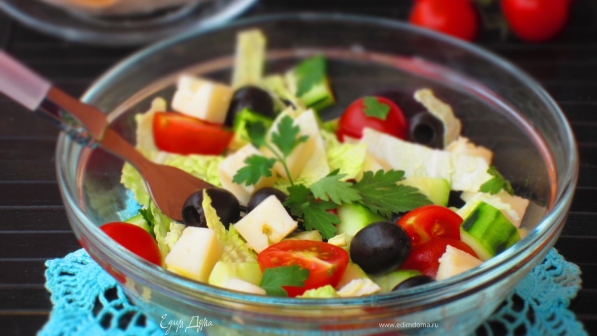 Салат из молодой капусты с маслинами и сыром