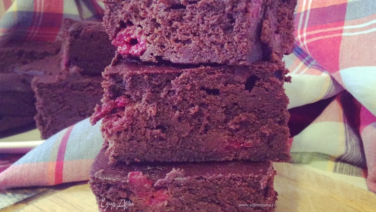 Брауни с темным пивом и малиной