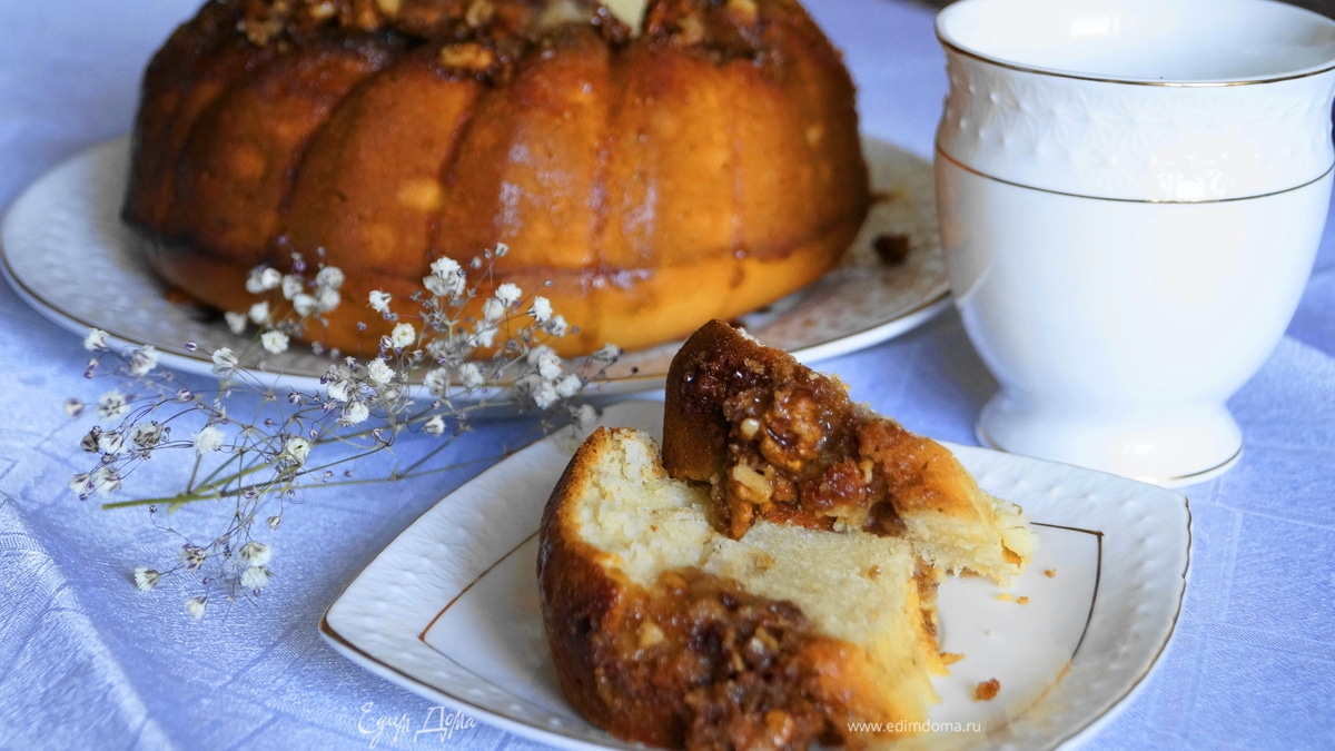 Кекс с имбирем и ореховым топпингом