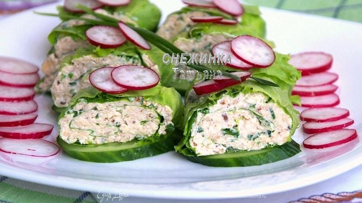 Легкий закусочный рулет из салатных листьев