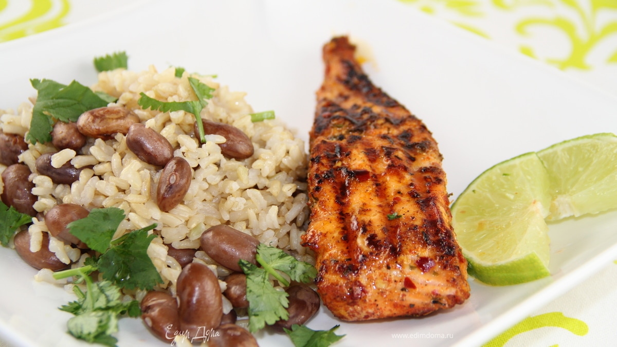 Лосось по-креольски с фасолью и рисом