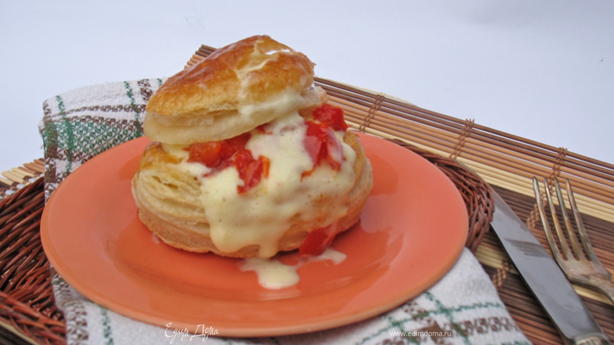 Французская слойка с яйцом пашот 