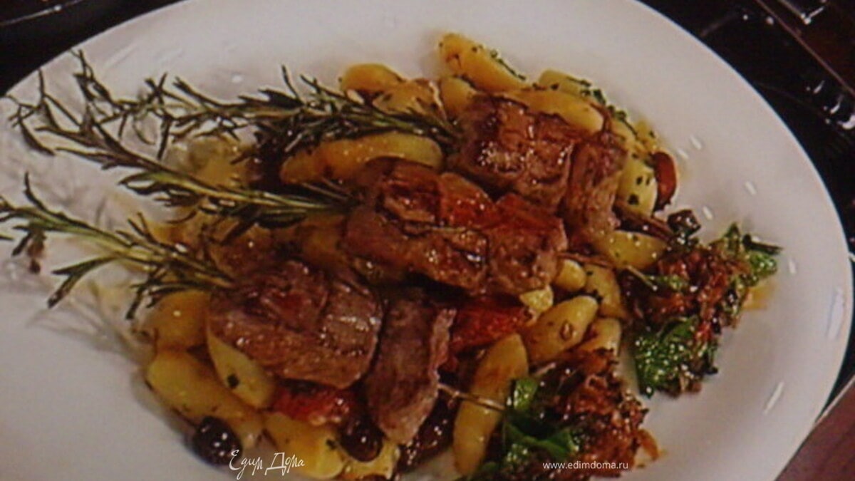 Шашлычки из ягненка с картофельными пальчиками и икрой из баклажанов