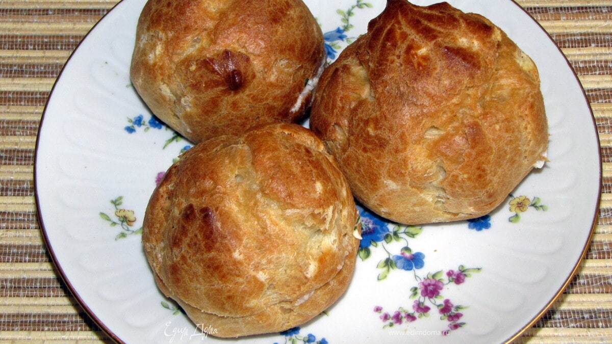 Эклеры с печенью трески и козьим сыром